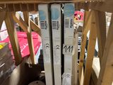 deux skis empilés l'un sur l'autre