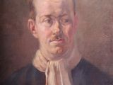 portrait d'un homme en chemise noire et cravate blanche