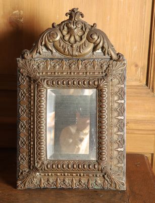 une photo d'un chat assis devant un miroir