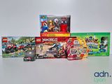 a lot of legos that are sitting on a table