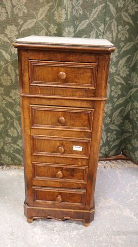 Chevet dessus marbre figurant un chiffonnier ouvrant à 3 tiroirs ...