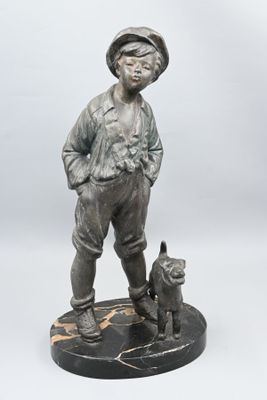 statue en bronze représentant un garçon avec un chien, posée sur un socle en marbre