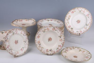 plusieurs assiettes et bols posés sur une table