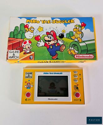 console de jeux portable Nintendo jaune avec le jeu et le mode d'emploi de « Mario et les Goooies »