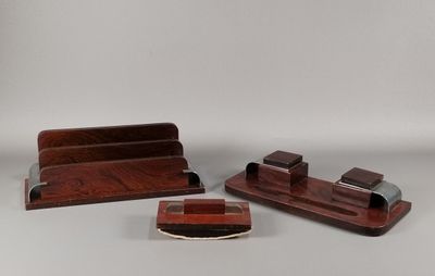 trois morceaux de bois sont posés sur une table