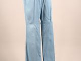 un mannequin vêtu d'un pantalon bleu et d'une chemise blanche