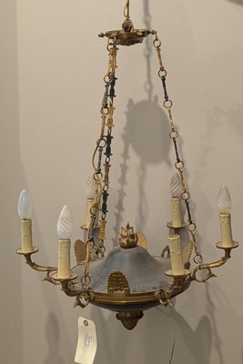 un lustre suspendu au plafond d'une pièce