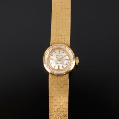une photo d'une montre-bracelet pour femme avec un bracelet en or