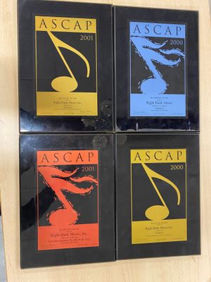 quatre livres sur une étagère, sur lesquels figure l'image d'une note de musique
