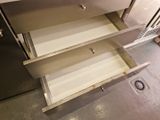 une commode comportant deux tiroirs ouverts