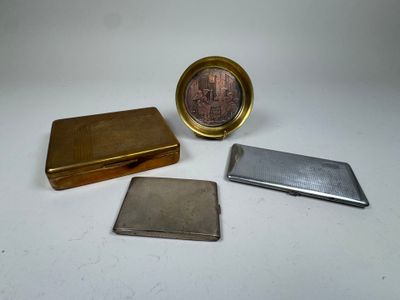 quatre types différents d'objets métalliques sont posés sur une surface blanche