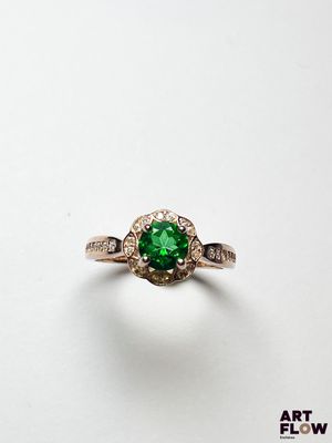 Gros plan sur une bague contenant une pierre verte