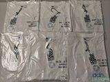 six t-shirts blancs avec des motifs en noir et blanc, posés sur une table