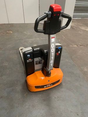 une image d'un chariot élévateur à fourche dans un entrepôt