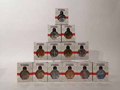 six boîtes de parfums empilées les unes sur les autres