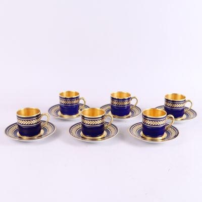 un service de six tasses et soucoupes bleu roi et or