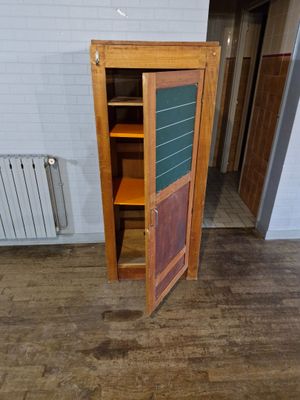Petite armoire de rangements en bois à un vantail et quatre …