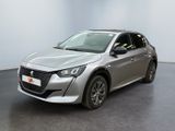 La voiture argentée est garée dans une grande pièce au sol noir