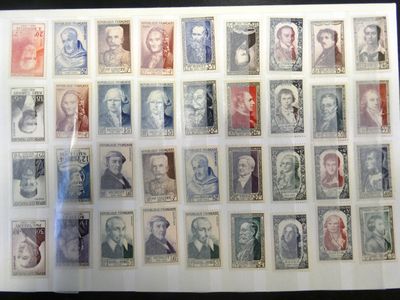 une image d'une collection de timbres sur une table