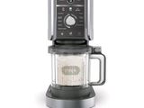 un mixeur contenant un autre mixeur, posé sur une surface blanche