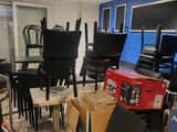 une pièce où il y a beaucoup de cartons et de chaises