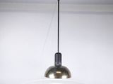 une lampe suspendue au plafond d'une pièce