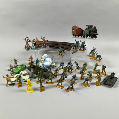 de nombreuses figurines posées sur une table