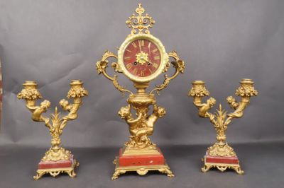 Garniture de cheminée en bronze doré et marbre rouge, la pen…