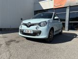 une photo d'une voiture bleue garée devant un immeuble