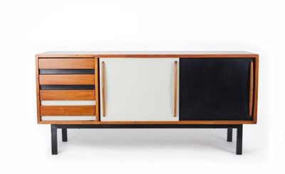 le buffet est en bois et noir et blanc