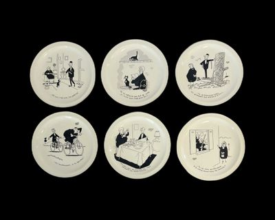 quatre assiettes blanches ornées d'illustrations en noir et blanc sur fond noir