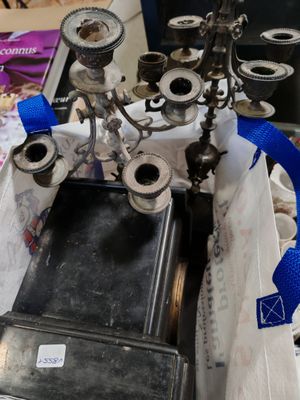 un candélabre en argent orné d'un ruban bleu