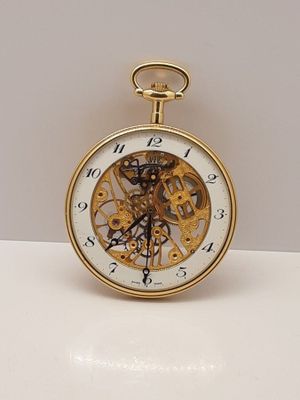 une montre de poche en or avec un cadran blanc et des aiguilles dorées