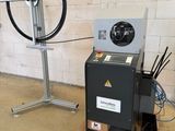 une machine posée sur une palette dans une pièce