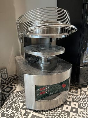 une machine posée sur le sol de la cuisine