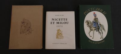 trois livres posés les uns à côté des autres sur une table à la surface noire