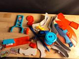 une table sur laquelle sont posés tout un tas de jouets
