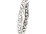 gros plan d'une bague en diamant sur fond blanc