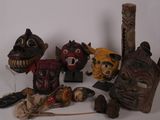 beaucoup de masques posés sur une table