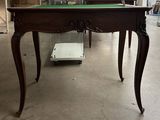 une table avec un plateau en verre