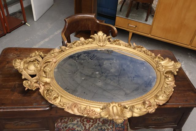 Miroir de style Rocaille en bois et stuc redoré. 129 X 103 cm