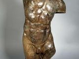une statue en bronze représentant un homme de dos