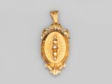 un pendentif en or et diamants représentant une femme au centre