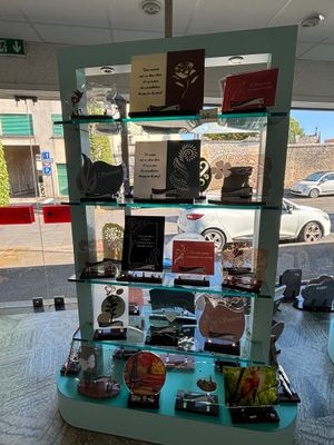 une vitrine contenant divers articles dans un magasin