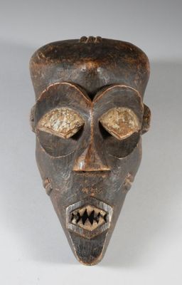une image représentant un masque en bois sur un fond blanc