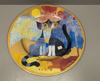 une assiette sur laquelle est représenté un chat et un oiseau