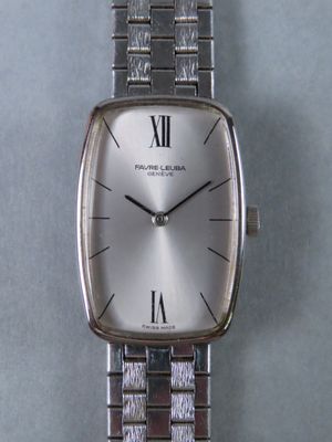 une image d'une montre en argent avec des chiffres romains sur le cadran