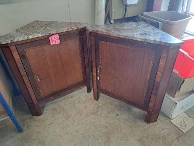 une armoire d'angle avec un plan de travail en marbre dans une pièce