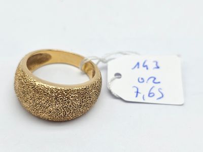 gros plan d'une bague en or portant une étiquette de prix