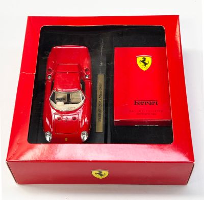 une petite voiture rouge dans une boîte rouge contenant un briquet